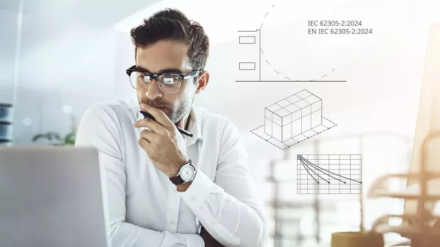 Eine Person schaut auf den Bildschirm eines Laptops.